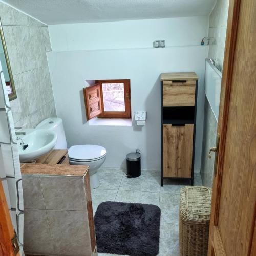 a bathroom with a toilet and a sink at Con vistas Oria in Oria