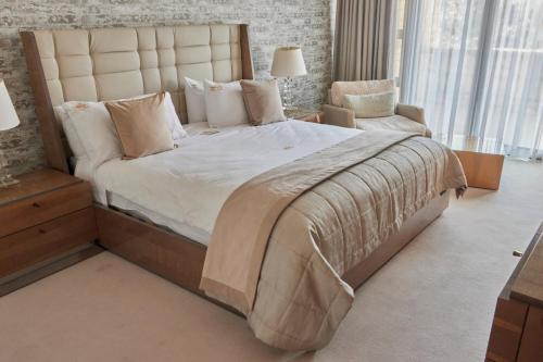A bed or beds in a room at Mseleku Villa