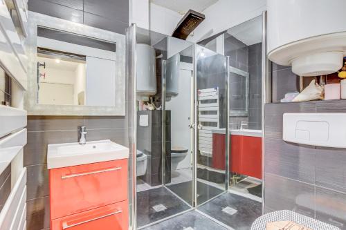 トゥールーズにあるL Oasis studio proche hôpital et aéroport Piscine Parking &Netflixのシャワーと洗面台付きのバスルーム