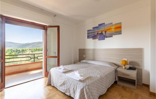 - une chambre avec un lit et une grande fenêtre dans l'établissement Amazing Home In Passignano Sul Trasime With Outdoor Swimming Pool, 5 Bedrooms And Wifi, à Passignano sul Trasimeno