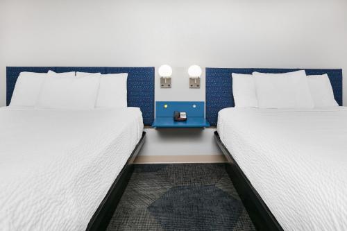 duas camas sentadas uma ao lado da outra num quarto em Microtel Inn by Wyndham Beckley em Beckley