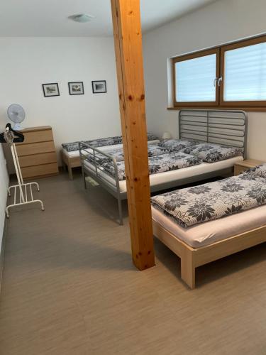 Un pat sau paturi într-o cameră la Apartmán Hustopeče