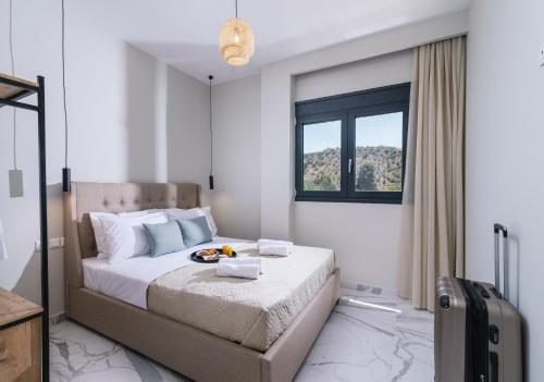 ein Schlafzimmer mit einem Bett und einem Tablett mit Essen drauf in der Unterkunft Arbona Apartment II in Vóroi