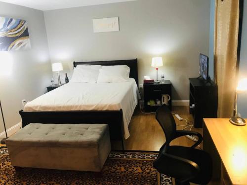 ein Hotelzimmer mit einem Bett und einem Stuhl in der Unterkunft Room in House - Executive Private Room in Alexandria