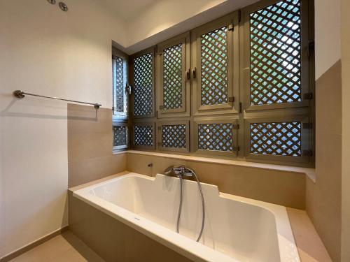 y baño con bañera y ventana. en Luxury family apartment Equilibrium, en Palm-mar