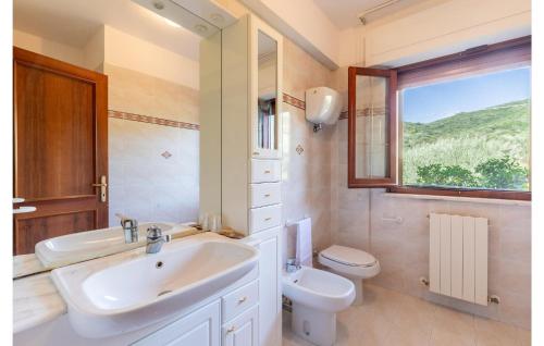 Bathroom sa Amazing Home In Passignano Sul Trasime With Outdoor Swimming Pool, 5 Bedrooms And Wifi