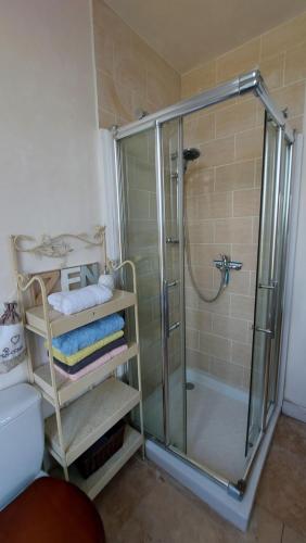 La salle de bains est pourvue d'une cabine de douche en verre. dans l'établissement Vine maison 2 bedroom with ensuites, à Saint-Julien-dʼEymet