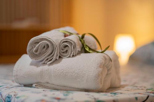 una pila de toallas sentadas en una cama en Agriturismo A casa di Anna, en Pellezzano
