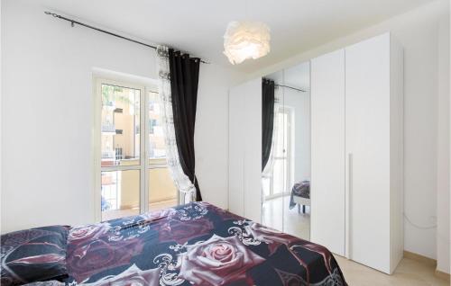 um quarto com uma cama e uma grande janela em Cozy Apartment In Caulonia Marina With Indoor Swimming Pool em Caulonia Marina