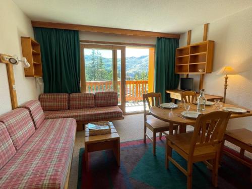 un salon avec un canapé et une table dans l'établissement Studio au pied des pistes pour 4 à Méribel Altiport - FR-1-411-386, à Les Allues