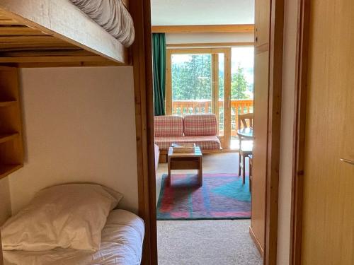 une chambre avec un lit superposé et un salon dans l'établissement Studio au pied des pistes pour 4 à Méribel Altiport - FR-1-411-386, à Les Allues