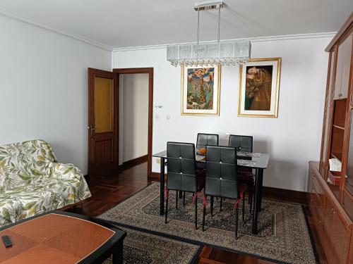 ein Wohnzimmer mit Esstisch und Stühlen in der Unterkunft Centro. Bahía. Estaciones. in Santander