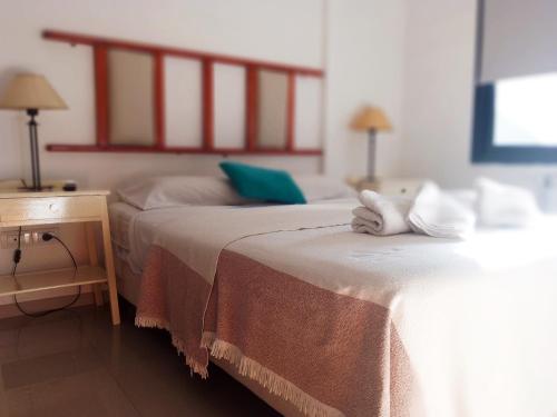 1 dormitorio con 2 camas y mesa con TV en Departamento Alberdi en Córdoba