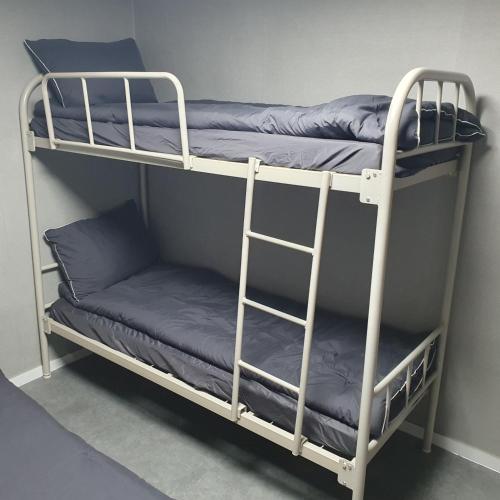 מיטה או מיטות קומותיים בחדר ב-Seven Hostel