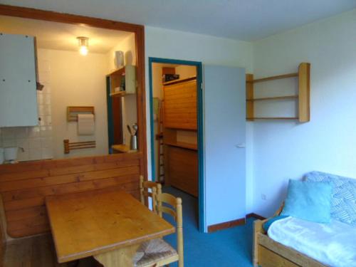 une chambre avec une table et un lit et une chambre avec une table dans l'établissement Studio cosy à Valfréjus, proche télécabine et commerces, pour 2/3 personnes, draps inclus - FR-1-561-57, à Valfréjus