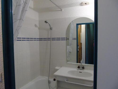 une salle de bain avec une douche, un lavabo et un miroir dans l'établissement Studio cosy à Valfréjus, proche télécabine et commerces, pour 2/3 personnes, draps inclus - FR-1-561-57, à Valfréjus