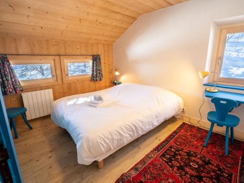una camera con letto e scrivania blu di Chalet spacieux Méribel · Ski aux pieds · Cheminée - FR-1-688-34 a Méribel