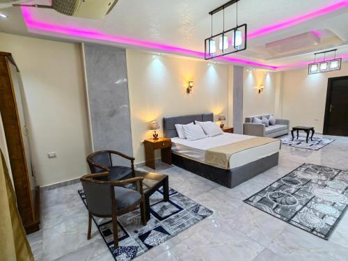 1 dormitorio con 1 cama, 1 sofá y 1 silla en Adams Guest House, en El Cairo