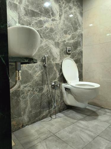 a bathroom with a toilet and a sink at Kohinoor Dormitory in Mumbai