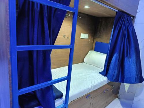 Łóżko piętrowe w pokoju z drabiną w obiekcie Kohinoor Dormitory w Bombaju