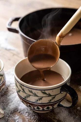 une cuillère en bois dans une tasse remplie de chocolat dans l'établissement Vista Hermosa EconoSuite, à Turi