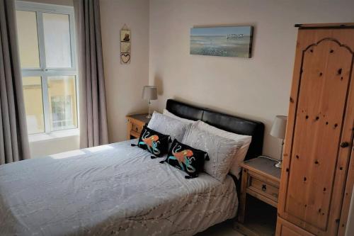 卡色洛克的住宿－Sandy Feet Retreat - Castlerock，一间卧室配有一张带两个枕头的床