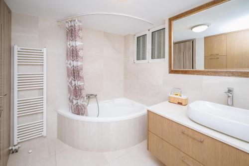 Ένα μπάνιο στο Brand new Family House Est. 2023