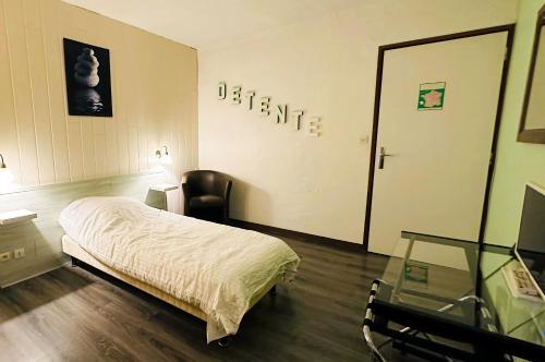 Ένα ή περισσότερα κρεβάτια σε δωμάτιο στο Hôtel Le Valéran