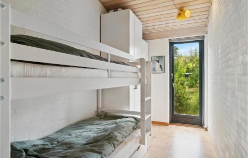 Katil atau katil-katil dalam bilik di 4 Bedroom Beautiful Home In Grenaa