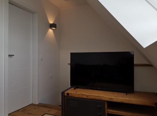 a flat screen tv sitting on top of a wooden table at Filder-Appartements in Filderstadt