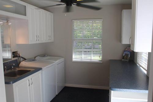 Una cocina o zona de cocina en Tropical and Tranquil Bradenton Hideaway