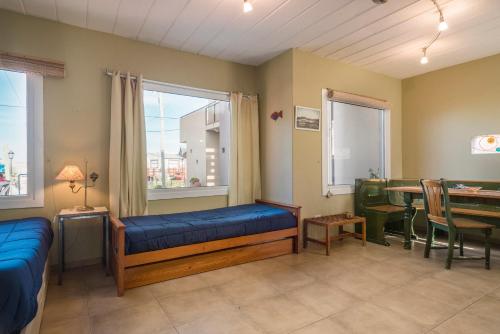 ein Wohnzimmer mit einem blauen Sofa und einem Tisch in der Unterkunft La Reserva en el Mar in Puerto Pirámides