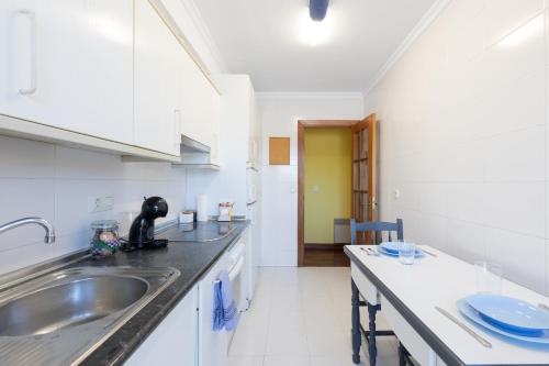 Kuchyň nebo kuchyňský kout v ubytování Indamendi - baskeyrentals