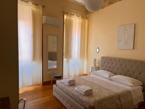 um quarto com uma cama grande com duas toalhas em Appartamento centro storico Cagliari - Alter Nos house em Cagliari