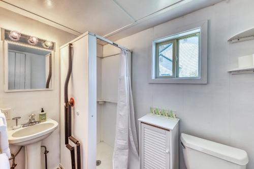 Phòng tắm tại Castle Rock & Sea Belle Cottages