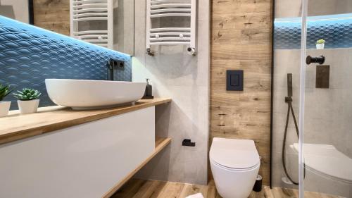 łazienka z umywalką i toaletą w obiekcie Apartamenty Sun & Snow Sosnowy Zakątek w mieście Mrzeżyno