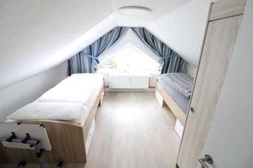 1 Schlafzimmer mit 2 Betten und einem Fenster in der Unterkunft Appartmenthaus Nordlicht in Cuxhaven