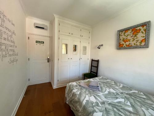 a bedroom with a bed and a picture on the wall at Ljmonade Hostel in Cascais