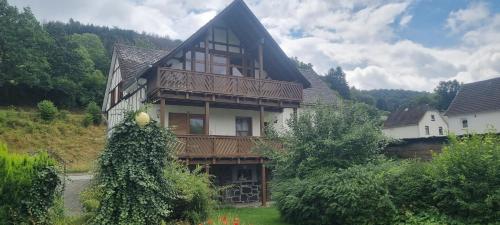 Casa grande con balcón en la parte superior. en Ferienwohnung "Gartenblick" Wolzhausen, en Breidenbach