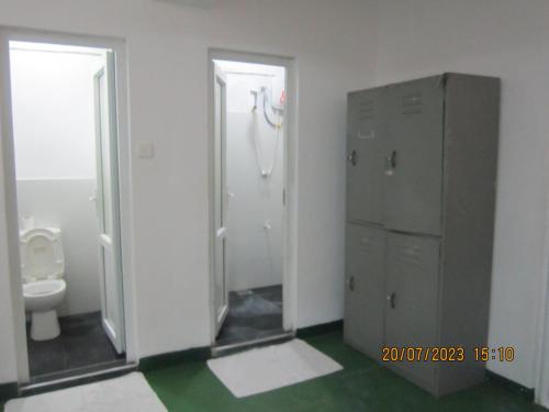 La salle de bains est pourvue d'une cabine de douche et de toilettes. dans l'établissement My city Beds, à Kandy