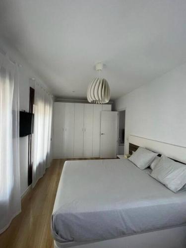 una camera con un grande letto bianco di Apartamento Las Vistas a Teruel