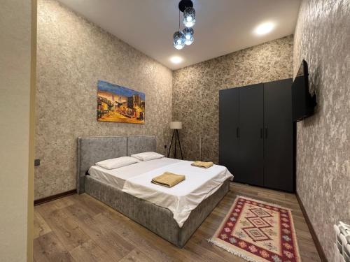 Un pat sau paturi într-o cameră la Etnic apartment near Maiden tower center of Baku
