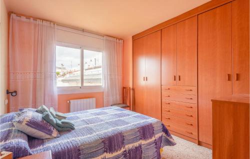 um quarto com uma cama e uma janela em Amazing Apartment In Pineda De Mar With Wifi em Pineda de Mar