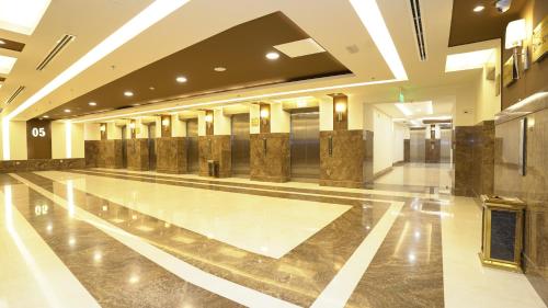 a bowling alley in the middle of a building at فندق أفاق المشاعر in Makkah