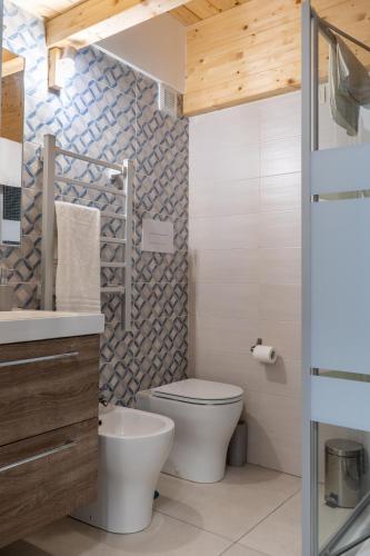 a bathroom with a toilet and a sink at B&B Domus Magma in Pompei