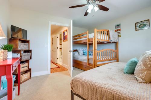 Katil dua tingkat atau katil-katil dua tingkat dalam bilik di Canyon Lake Rental with Balcony and Lake Views