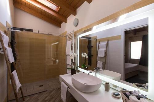 y baño con lavabo, ducha y aseo. en BHL SUITE Jacuzzi LEGNANO, en Legnano