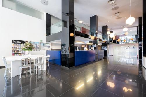 a lobby of a store with a counter and stools at Climia Belroy 4 Sup in Benidorm