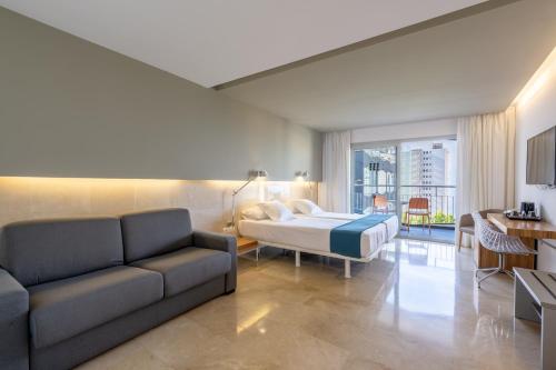 a bedroom with a bed and a couch in a room at Climia Belroy 4 Sup in Benidorm