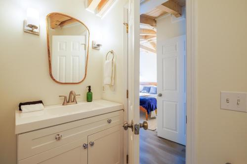 un baño con lavabo y espejo en Top Floor Condo w/ Ocean Views [Admirals Quarters], en Southwest Harbor